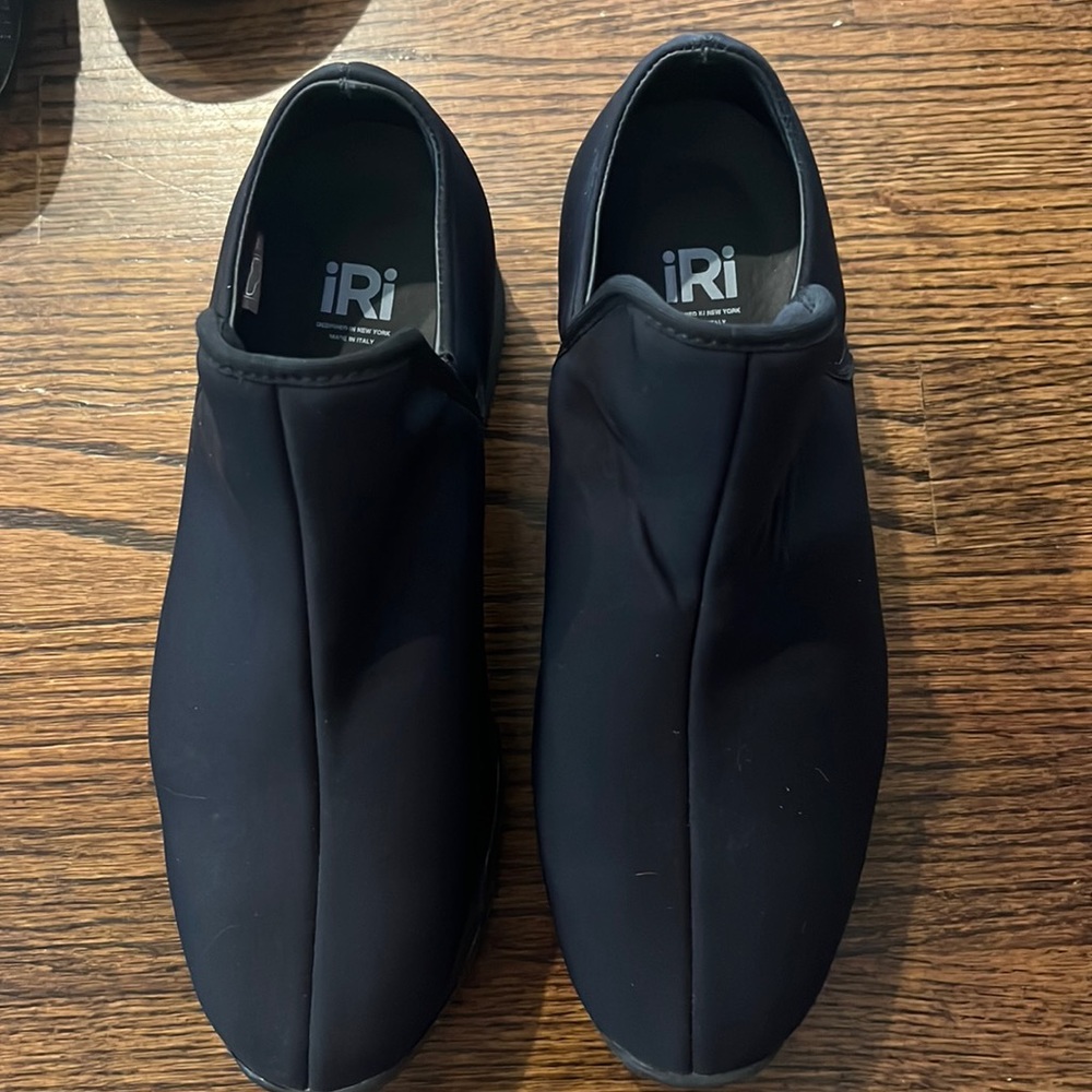 iRi Low Top Sneaker Size 6.5 (37) Black. Vegan! EUC